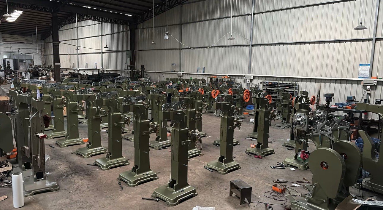 Inside the 3000-square-meter Hengzanxin manufacturing factory in Dongguan, showing advanced CNC machine tools and automatic riveting machines undergoing quality inspection.